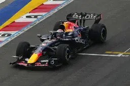 Ontketende Verstappen pakt pole na spectaculaire dag in Singapore