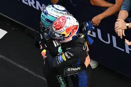 Verstappen leert Antonelli belangrijke les bij inhaalactie na herstart