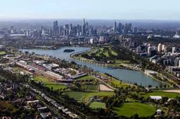 Melbourne Preview: Mercedes look to burst Ferrari's bubble