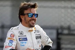 Alonso gets tips from Mario Andretti at Indy 500 practice