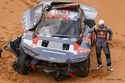 Carlos Sainz suffers broken back after Dakar crash