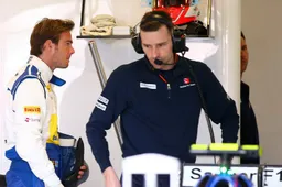 Sauber miss FP1 as legal fight drags on