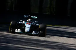 Montreal Qualifying: Hamilton beats Rosberg to pole