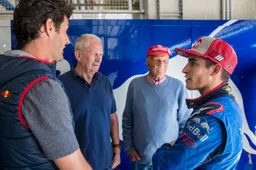Ricciardo makes Red Bull wait as Hamilton delays signing