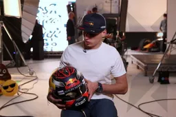 Verstappen reveals 2018 helmet design