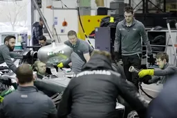 Formula 1 pitstop with bigger and heavier 2017 tyres