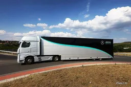 Mercedes trial biofuels on race trucks, reduce CO2 emissions 89%