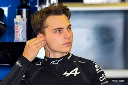 Villeneuve: A very dangerous game to play by Piastri
