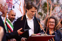 Piastri receives Lorenzo Bandini Trophy on 'home' soil