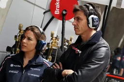 Mercedes boss Wolff sells his remaining Williams shares