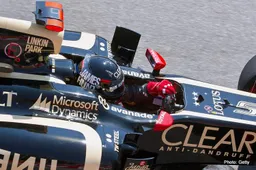 Raikkonen ignores Ecclestone's call to ditch Hunt helmet tribute