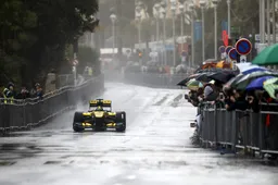 Renault F1 demo roars through the rain in Nice 