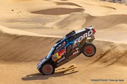 Dakar 2025: Defending champ Sainz crashes