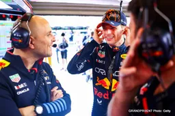 Hamilton urges Verstappen to act like a world champion