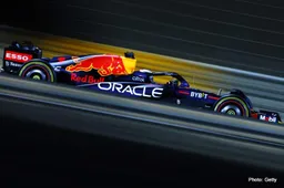 Bahrain FP2: Verstappen fastest, Leclerc chases