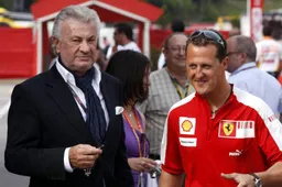 In the Pitlane: Sign here please!