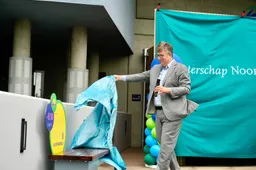 Onthulling bankje door dijkgraaf roeland van der schaaf