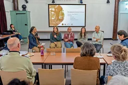 Panellid Charlotte van Braam in gesprek met moderator Miguel Ririhena en bewoners in t Vinkhuys_Foto Bert Lanting-min (1)