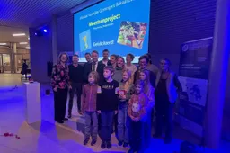 De winnaars hebben de Kansrijke Groningers Bokaal ontvangen van Gedeputeerde Pascal Roemers (1)