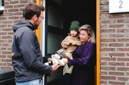 Groningse Straatboer Steven deelt bloembollen uit aan deelnemend gezin