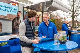 BD-bus-medewerker-helpt-2