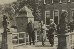 Bezoek koningin Juliana aan Menkemaborg 28 mei 1954 Ommelander Courant