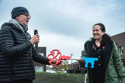 1. Sleuteloverdracht tijdens de oplevering van de sociale huurwoningen in Groenewei- Foto - Sietse