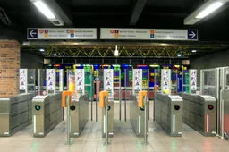 Bruxelles_-_Brussel_-_Metro_-_Beekkant_(13190233824)