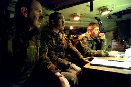 nederlandse-militairen-kijken-in-een-ypr-765-prco-pantser-rups-commandovoering-c8eb37