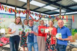 haarlemse lionsclub schenkt 750 speelkaarten aan kinderen in armoede voor onvergetelijke zomer