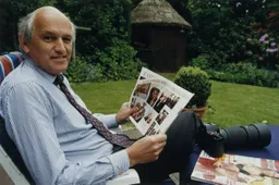 Portret_van_burgemeester_Pop_t.g.v._zijn_fotoreportage_over_Cannes._NL-HlmNHA_54037317