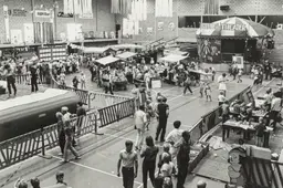 Overzichtsfoto_van_de_Stuif-Stuif_in_de_Beijneshal,_waar_allerlei_kinderspelen_worden_gedaan._NL-HlmNHA_54016653 kopie