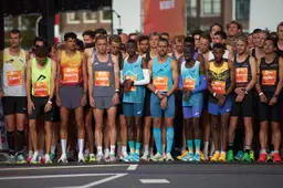 _RSD5927start Dam tot Dam loopstart wedstrijdlopers met Stan Niesten