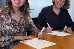 tekenmoment rsg t rijks en ad academie vlnr roxanne hamers conrector havo rsg t rijks veronique van de reijt directeur associate degrees academie