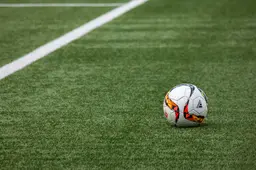 kunstgras rubbergranulaat korrel voetbal veld pixabay