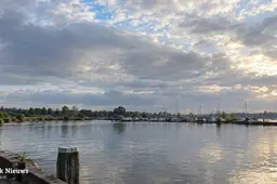 AI-illustratie bij het weer in Harderwijk: wolkenlucht boven water en een kade