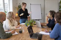 Ondernemers volgen samen een praktische workshop, AI-illustratie