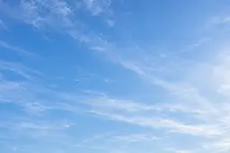 Blauwe lucht met dunne sluierwolken, AI-illustratie voor Harderwijk Nieuws
