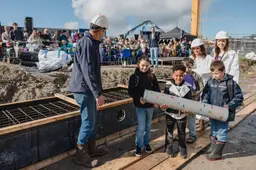 Leerlingen plaatsen een tijdscapsule bij de bouwstart van Het Koraal. Foto: Saskia Beek