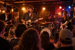 Band treedt op tijdens een liveconcert in een kroeg