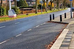 Herfstige Nederlandse woonstraat met K+R-bord (1)