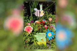 kleine bij zoekt bloemen kopieren achtergrond kopieren