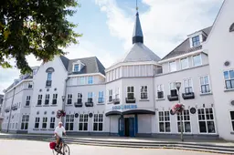 260804 3865 Fontein en stadhuis in Brandevoort