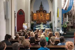 2019 bezoek altaar wonderbare moeder met wit en blauw