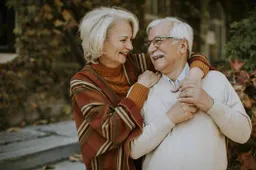 5043591-senior-paar-omarmen-in-herfst-park-foto