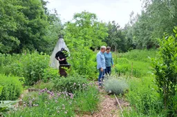 foto tipi en 3 leden in tuin 2026