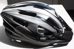 hans-bicycle-helmet-505399_1920