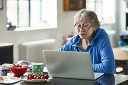 Oudere vrouw laptop