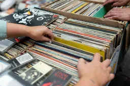 vintage-disks-second-hand-market-high-angle