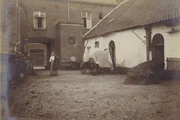 Dorpstraat met binnenplaats Hotel 't Anker